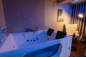 Luxury Suite by The Bubbles Jacuzzi Rooms