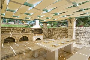 Family Villas Magic Media Resort with Private Heated Pool, Playground, Basketball & Game Room