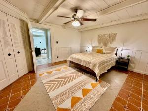 Newly Renovated Quiant 2-bed 2-bath Apt
