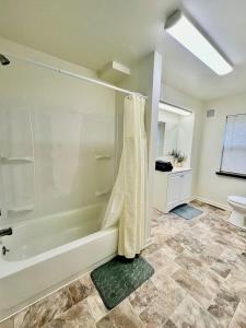 Newly Renovated Quiant 2-bed 2-bath Apt