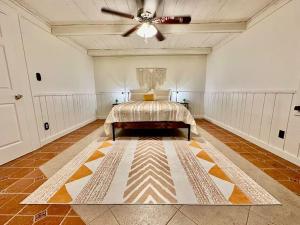 Newly Renovated Quiant 2-bed 2-bath Apt