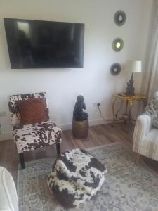 Luxuriously appointed 3 bedroom cottage off road parking for 3 vehicles dogs welcome by prior arrangement only 3 church cottages Alfrick close to Malvern and Worcester and Shelsley Walsh in a lovely village close to M5 Dogs welcome