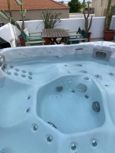 2-Bed Blue & White Apartment with Jacuzzi, BBQ, Garden, near Beach