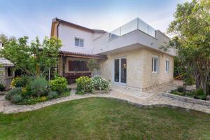 Holiday House K&K