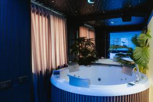 Deluxe Suite at The Bubbles Jacuzzi Rooms