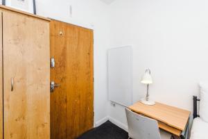 3-Bed Salford Apartment, Free Parking, 14 Mins to City Centre by Kammili Properties
