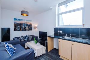 3-Bed Salford Apartment, Free Parking, 14 Mins to City Centre by Kammili Properties
