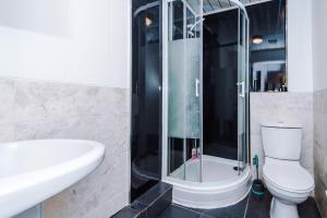 3-Bed Salford Apartment, Free Parking, 14 Mins to City Centre by Kammili Properties