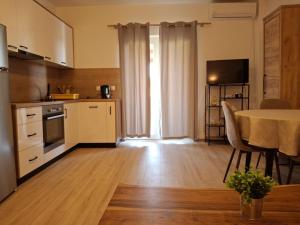 Apartments Donadic III, Caska