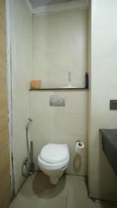 Arista Stays I Large Private Studio in Gaur City Center I Self Check-In I Near Noida Sector 62 & Delhi NCR