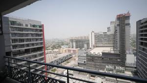 Arista Stays I Large Private Studio in Gaur City Center I Self Check-In I Near Noida Sector 62 & Delhi NCR