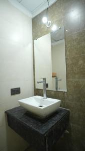 Arista Stays I Large Private Studio in Gaur City Center I Self Check-In I Near Noida Sector 62 & Delhi NCR