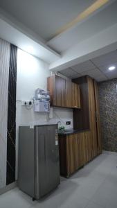 Arista Stays I Large Private Studio in Gaur City Center I Self Check-In I Near Noida Sector 62 & Delhi NCR