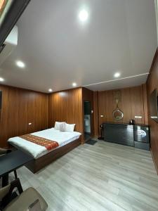 Moc Tuc Home