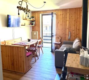 Casa Nico vicino a Cavalese con terrazzo ideale per 2-3 ospiti