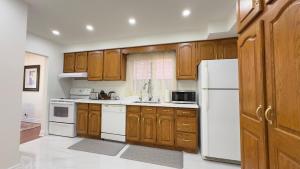 3 Bed 2 Bath Bungalow, Walk to Bus, 30 min to Downtown