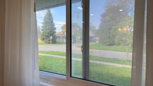 3 Bed 2 Bath Bungalow, Walk to Bus, 30 min to Downtown