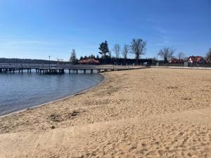 Port Ostróda 30 z widokiem na jezioro