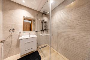 Central Riviera 2BR 2BA Free parking Calm AC NEW!