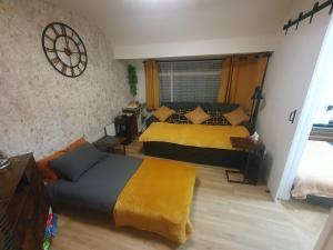 Luxury Smart 1-Bedroom Residence, Windsor,Slough, Sleeps 4, Garden, Parking