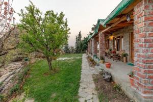 1985 Stone house - Orchard , Garden , Himalayan View , Kumaoni Food