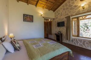 1985 Stone house - Orchard , Garden , Himalayan View , Kumaoni Food