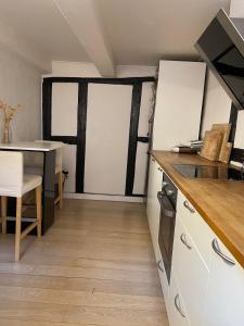 Three story apartment in thecity with private rooftop terasse