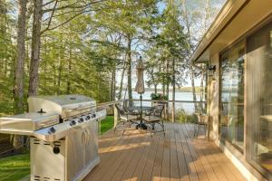 Gateway to Acadia! Green Lake Home w Hot Tub