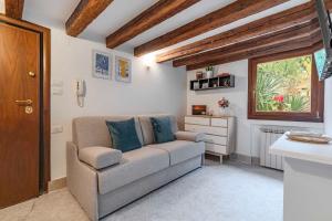 Venetian Hideaway with Exposed Beams in Dorsoduro