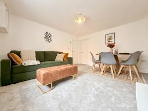 Laurel, Bright 2-Bed Home, Central Aberdare