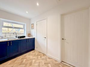 Laurel, Bright 2-Bed Home, Central Aberdare