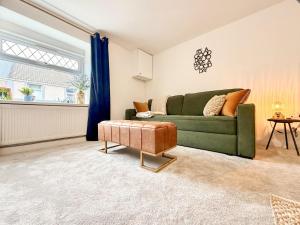 Laurel, Bright 2-Bed Home, Central Aberdare
