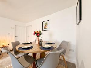 Laurel, Bright 2-Bed Home, Central Aberdare