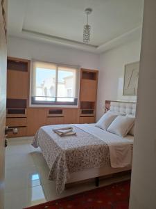 Emmraude- appartement avec 2 chambres, salon ,avec piscine 2 minutes de la plage