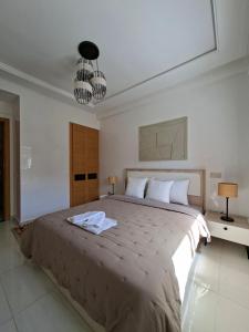 Emmraude- appartement avec 2 chambres, salon ,avec piscine 2 minutes de la plage