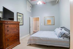 Downtown Mobile Gem Steps from Cruise & Train Terminals
