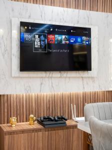 Authentic 2 BDR Apt Central with PS4 and Green Views