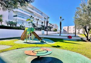 Ocean-Front 2 Bedrooms Flat - Pool & Garden Access