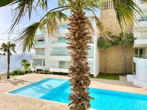 Ocean-Front 2 Bedrooms Flat - Pool & Garden Access
