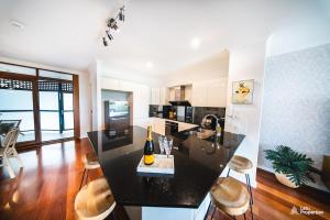 Stylish Rivr front lux2Bdr2Bath Pool AC Parking