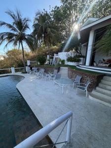 Private Pool Bay Views, Walk to Beach & Town