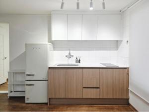 open 5 minutes to Sinsa Station ,5 minutes to airport bus, spacious living room ,Garosu-gil ,COEX ,plastic surgery,hotel bedding