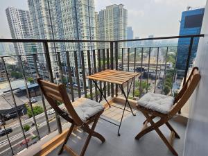 Spacious 2BR Makati Condo MRT WiFi Washer