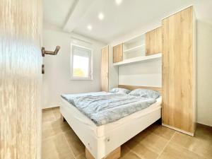 Luxury Sea View Apartment 100m from Beach with Sunlit Terrace Okrug Gornji Salena