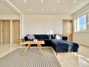 Luxury Sea View Apartment 100m from Beach with Sunlit Terrace Okrug Gornji Salena