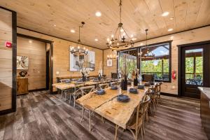 Smoky Mtn Mansion with Indoor Pool, Theater, Arcade