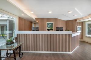 Econo Lodge Inn & Suites