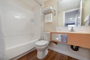 Econo Lodge Inn & Suites