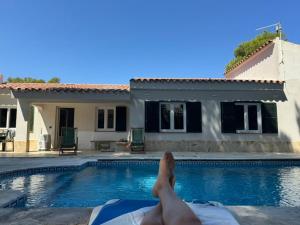 Villa familiale avec piscine, 7 min de la plage