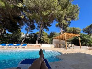 Villa familiale avec piscine, 7 min de la plage